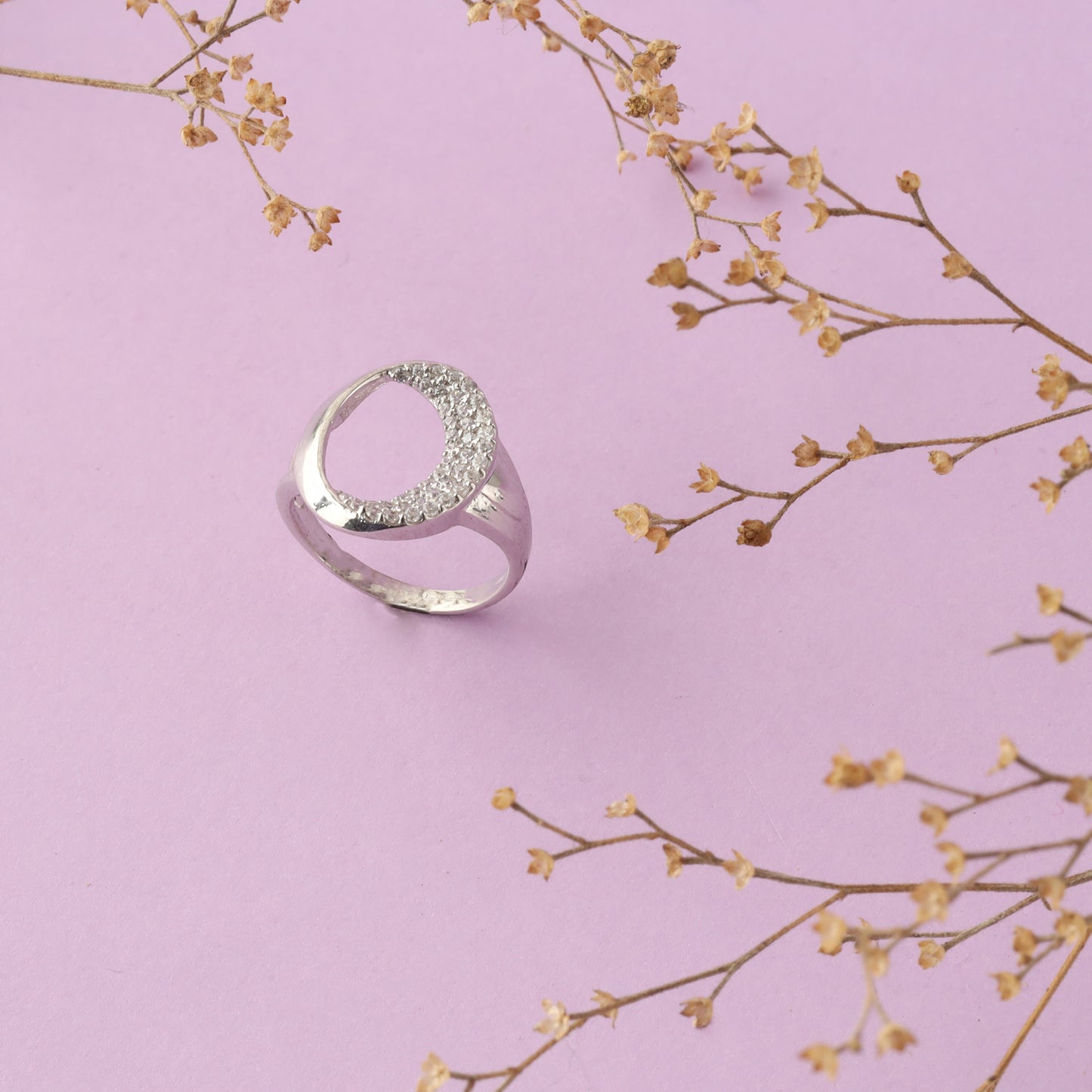 Fashionable Ladies Diamond Ring