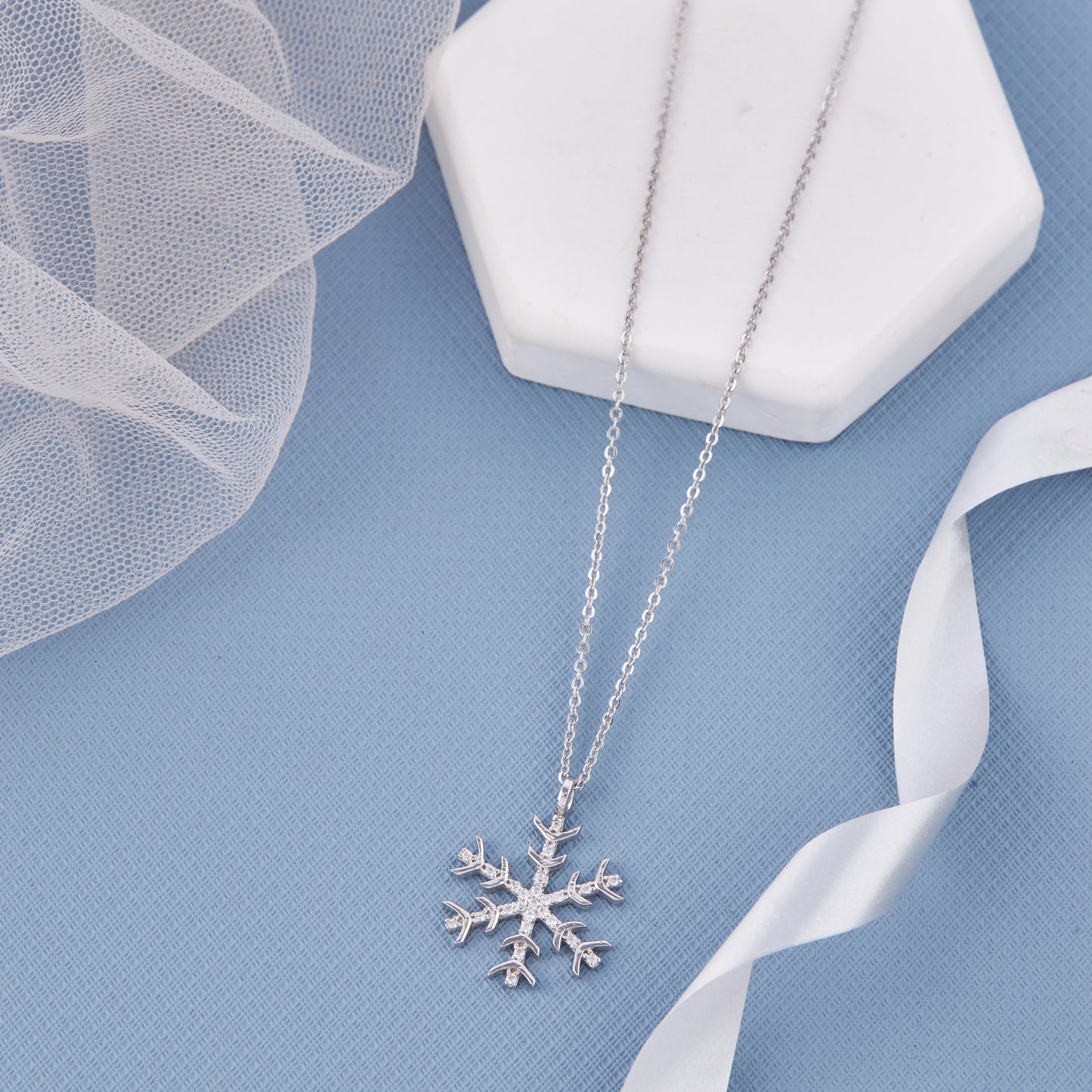 Frozen Snoeflake Chain Pendant