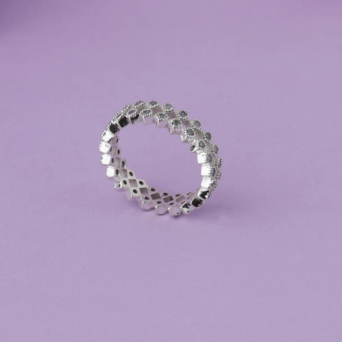 HOW TO PROPERLY CLEAN A DIAMOND RING