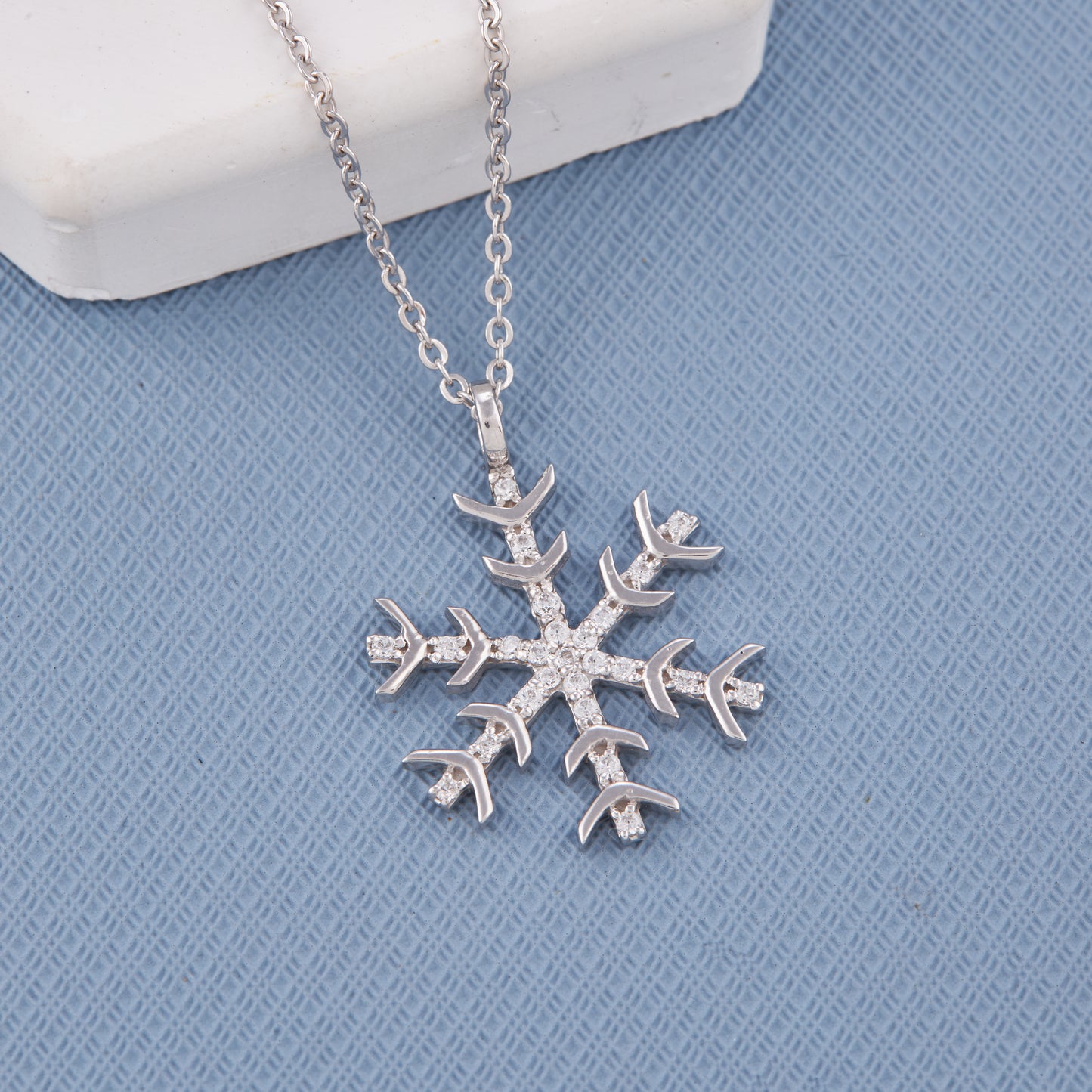 Frozen Snoeflake Chain Pendant